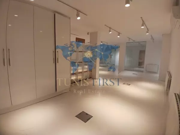 للإيجار: محل تجاري بمساحة 160 m² في وسط المرسى