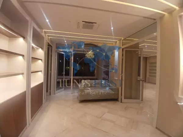 للإيجار: محل تجاري بمساحة 200 m² مع معدات تجميل وحلاقة في قلب المرسى