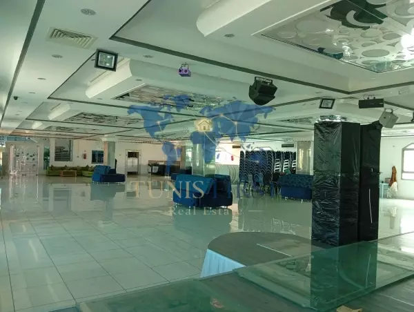 للإيجار: فضاء مفتوح بمساحة 650 m²