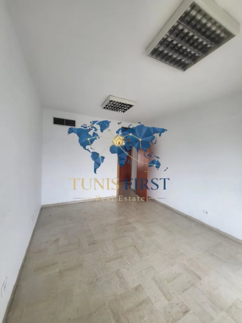 A Louer Bureau de 117 m² aux Berges du Lac 1 — Les berges du lac 1