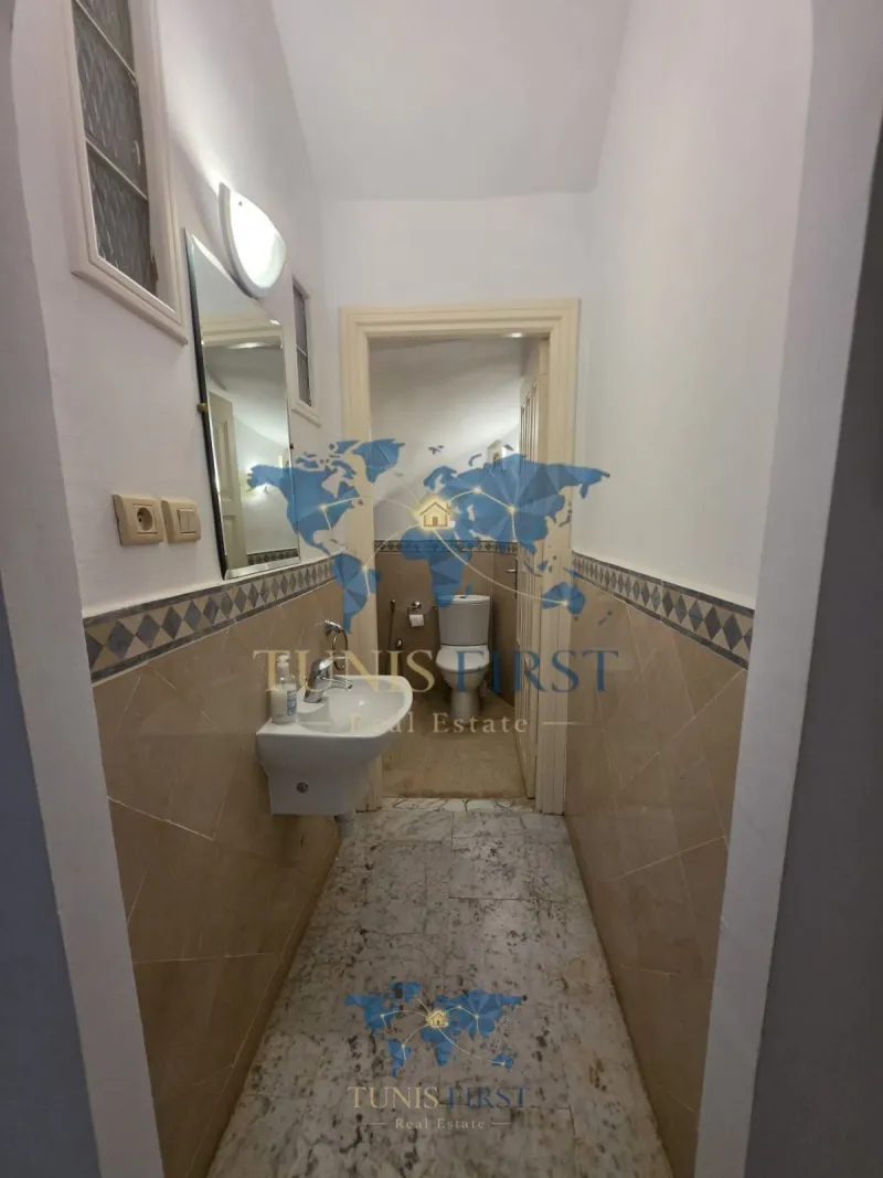 A Louer Charmant Duplex Vide à La Marsa — Cite Du Stade