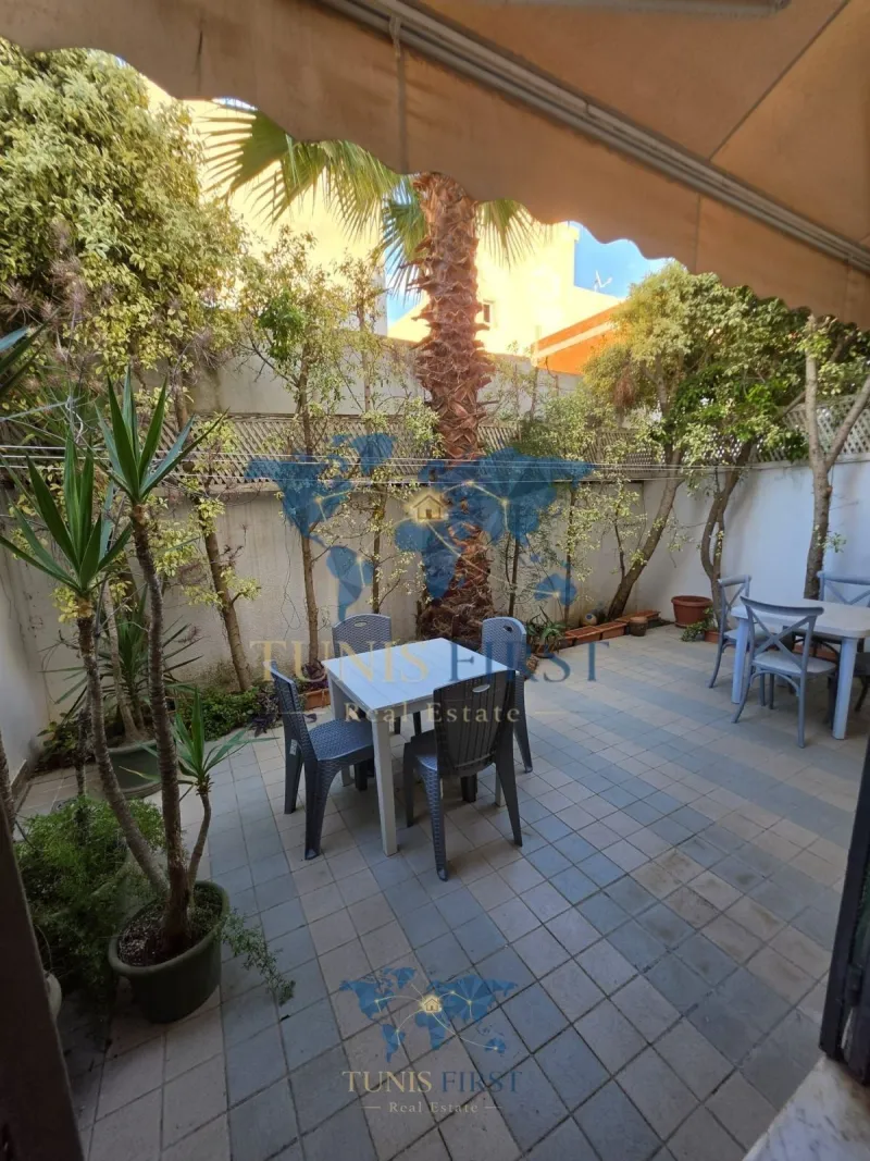 A Louer Charmant Duplex Vide à La Marsa — Cite Du Stade