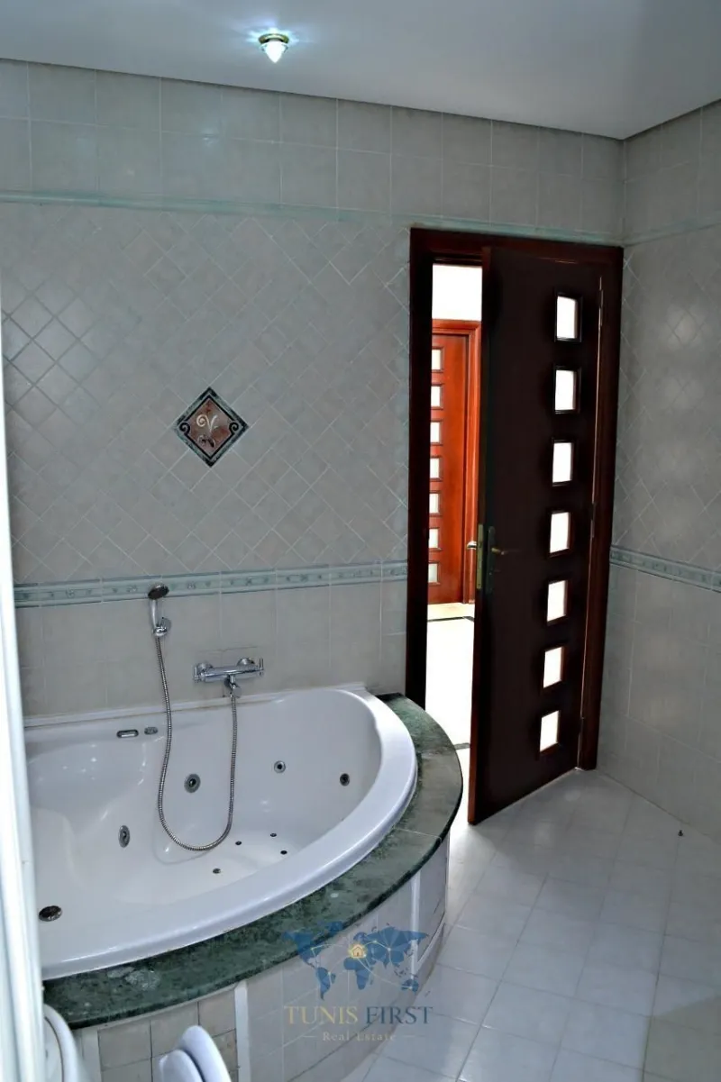 A louer Appartement S+3 meublé pour courte durée à La Marsa Sidi Abdlaziz — Sidi abdelaziz