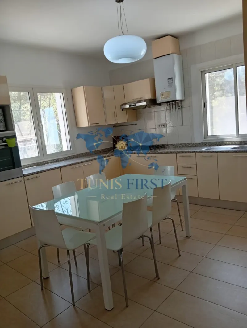 A louer etage de villa S+3 meublé avec jardin à la marsa — Marsa Ennassim