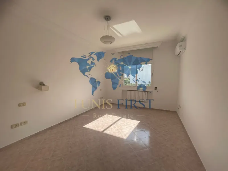 A vendre Villa S+6 à La Marsa — La Marsa