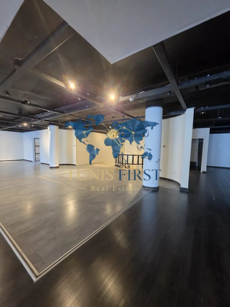 A louer local commercial de 1600m² sur 2 niveaux