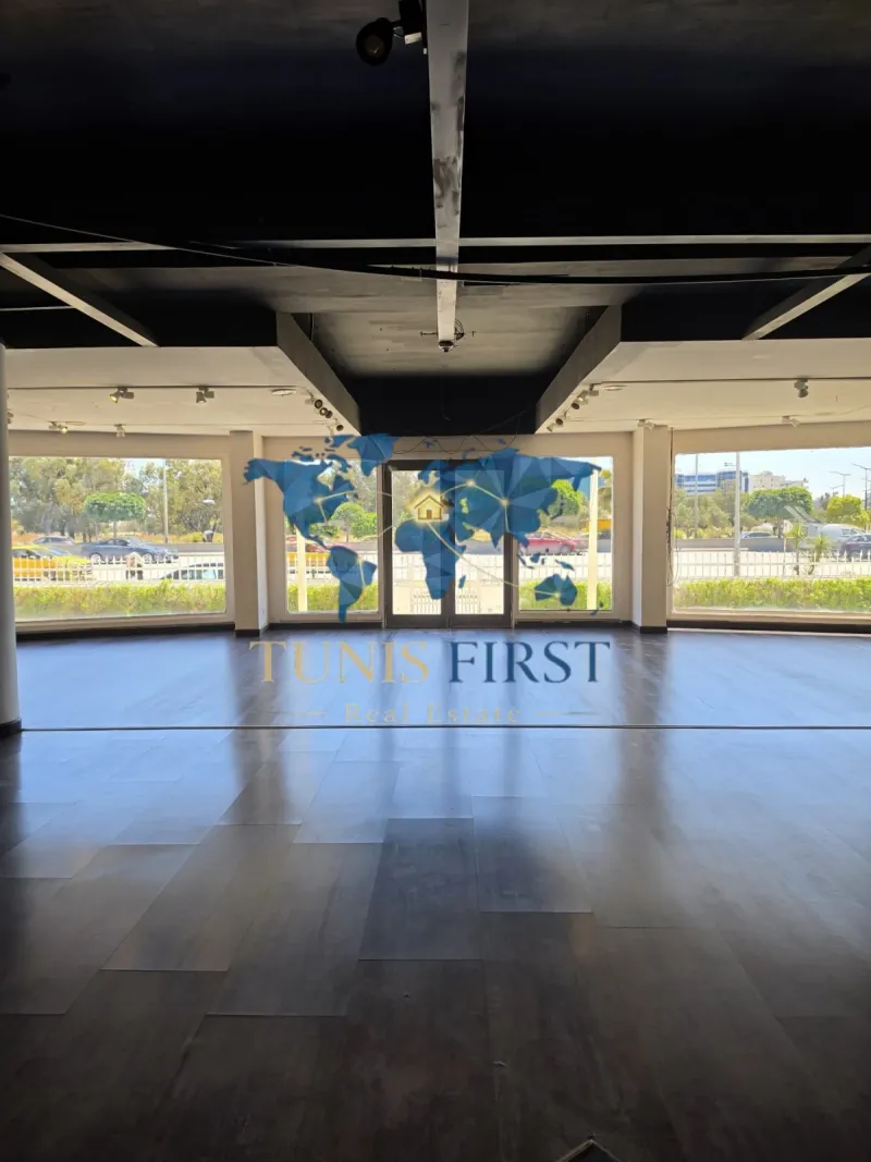 A louer local commercial de 1600m² sur 2 niveaux — Ain Zaghouan