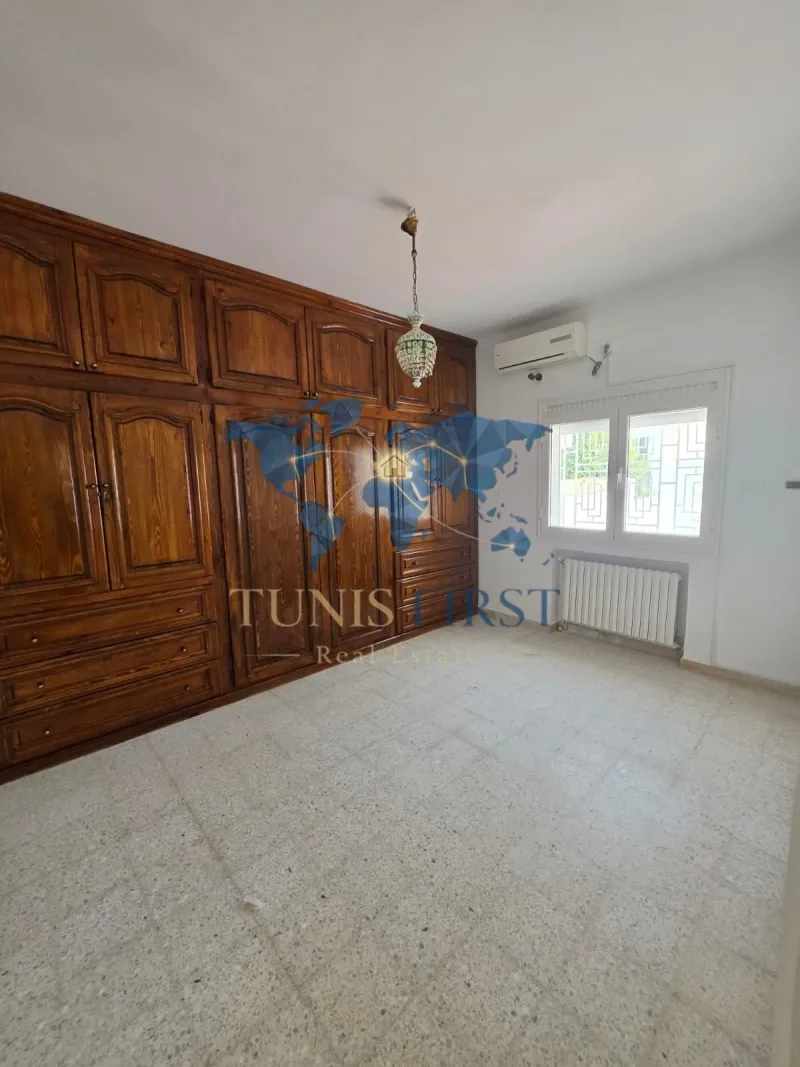 A louer un rez de chaussée de villa S+3 à La Marsa — Marsa Ennassim
