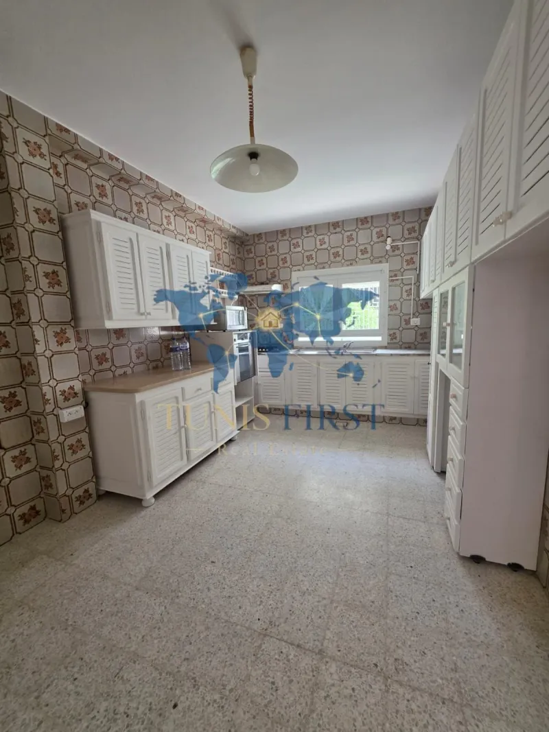 A louer un rez de chaussée de villa S+3 à La Marsa — Marsa Ennassim