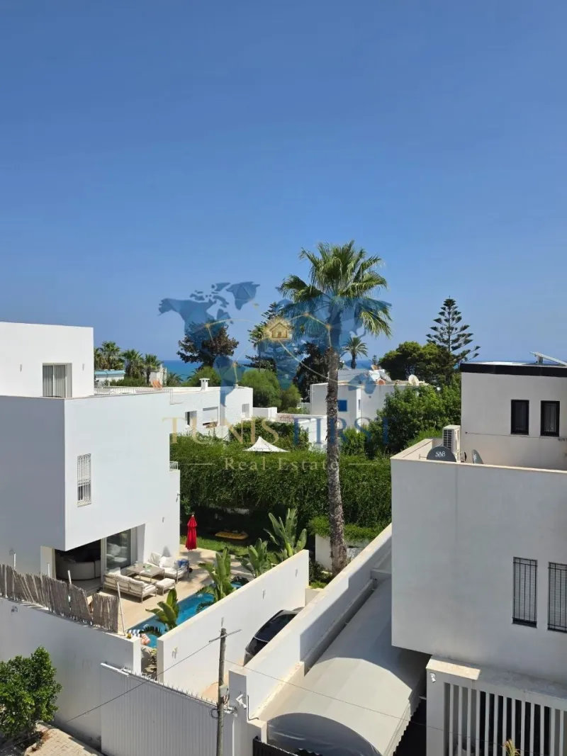 A Louer Etage de Villa Vide à Marsa Cube — Marsa Cube