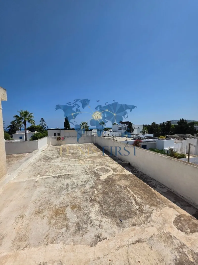 A Louer Etage de Villa Vide à Marsa Cube — Marsa Cube