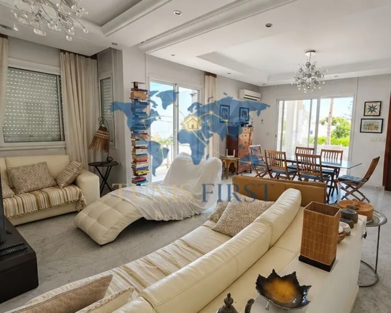 A Louer Etage de Villa Vide à Marsa Cube — Marsa Cube