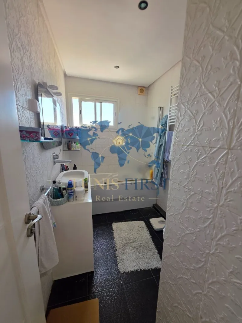 A Louer Etage de Villa Vide à Marsa Cube — Marsa Cube