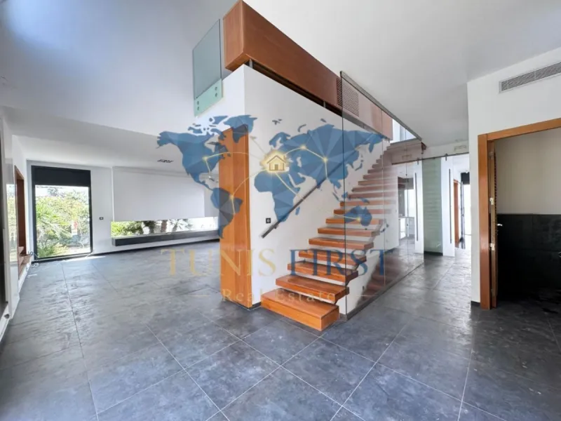 A louer Moderne Villa S+4 avec piscine à La Marsa — Cité les pins - El Maalaga