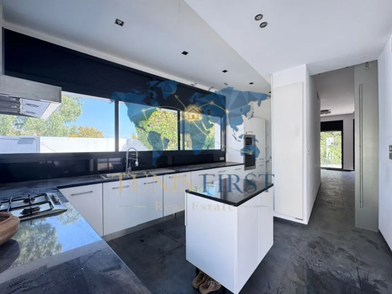 A louer Moderne Villa S+4 avec piscine à La Marsa — Cité les pins - El Maalaga