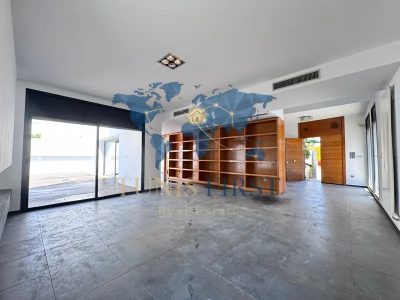 A louer Moderne Villa S+4 avec piscine à La Marsa — Cité les pins - El Maalaga