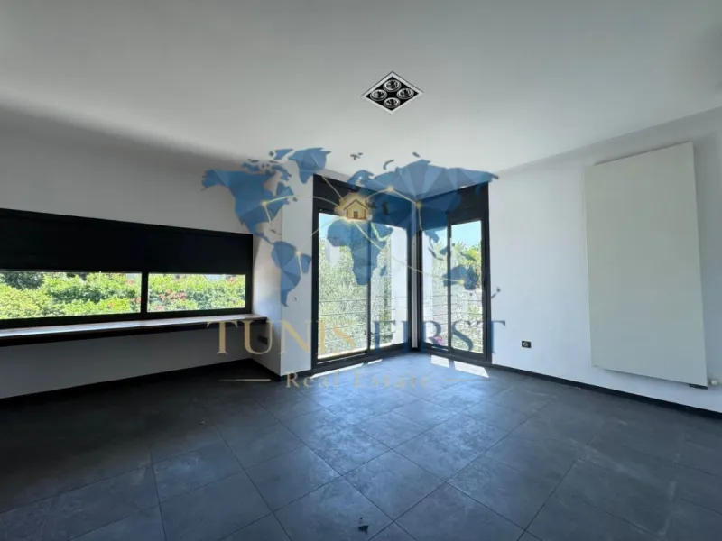 A louer Moderne Villa S+4 avec piscine à La Marsa — Cité les pins - El Maalaga