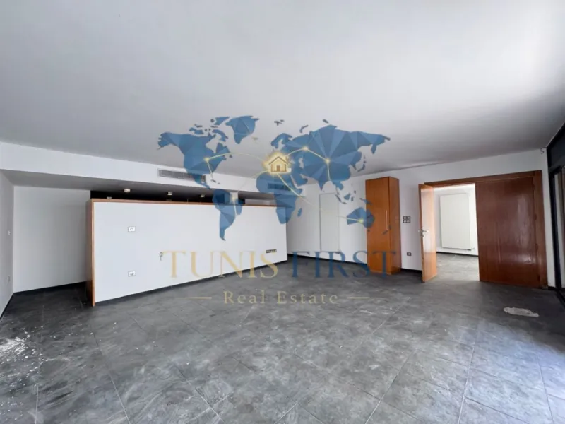 A louer Moderne Villa S+4 avec piscine à La Marsa — Cité les pins - El Maalaga