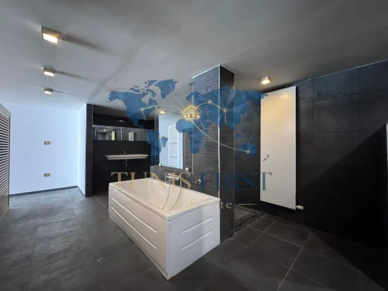 A louer Moderne Villa S+4 avec piscine à La Marsa — Cité les pins - El Maalaga
