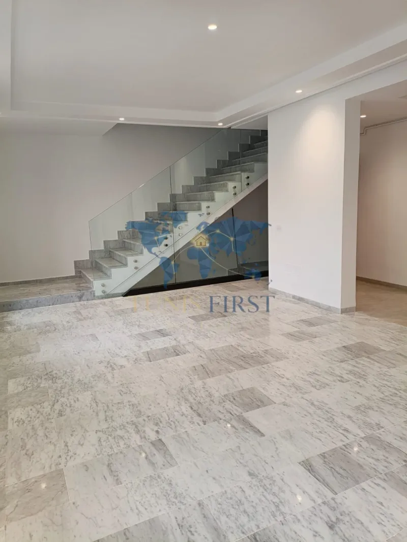 For sale: S+4 triplex in the heart of La Marsa — Sidi abdelaziz