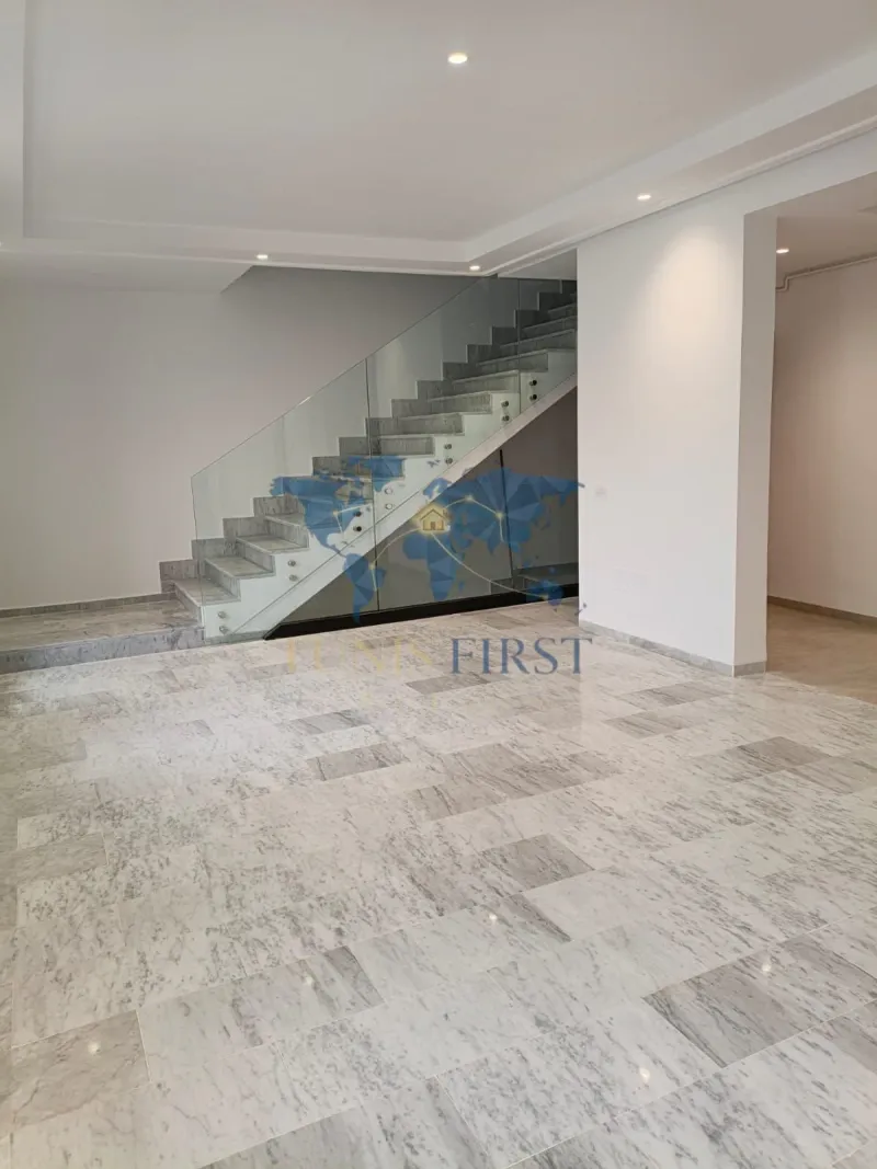 A vendre Triplex S+4 au coeur de La Marsa — Sidi abdelaziz