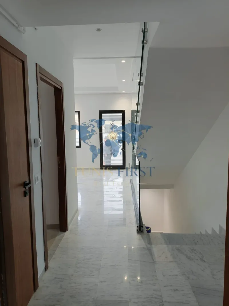 A vendre Triplex S+4 au coeur de La Marsa — Sidi abdelaziz