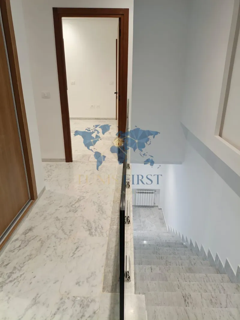 A vendre Triplex S+4 au coeur de La Marsa — Sidi abdelaziz
