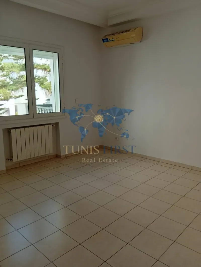 A louer appartement S+3 à La Marsa — Cite Du Stade
